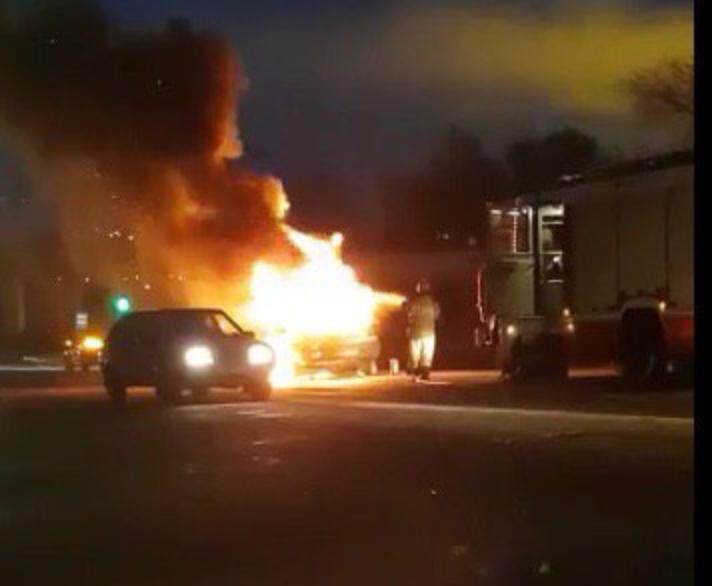 Полыхающий автомобиль попал на видео Полыхающий автомобиль попал на видео