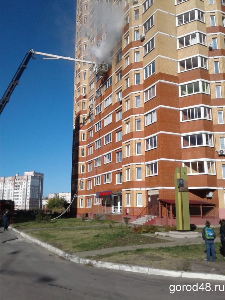 На улице Свиридова тушили балкон многоэтажки На улице Свиридова тушили балкон многоэтажки