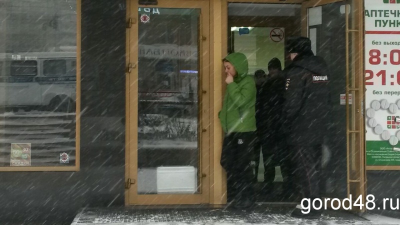 Во время ограбления ювелирного магазина в Липецке ранена женщина Во время ограбления ювелирного магазина в Липецке ранена женщина