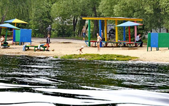 Спасатели достали из воды двух мужчин Спасатели достали из воды двух мужчин