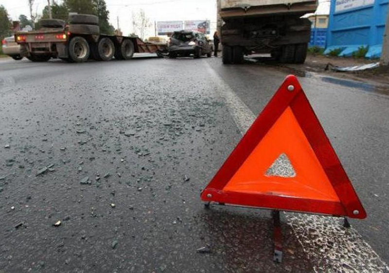 В Задонском районе в столкновении с грузовиком пострадали три человека В Задонском районе в столкновении с грузовиком пострадали три человека