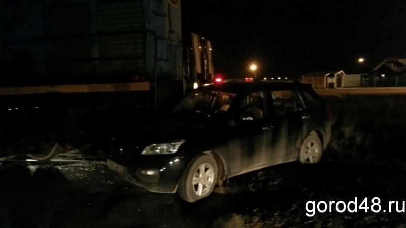 В Липецке локомотив врезался в легковушку и перекрыл дорогу В Липецке локомотив врезался в легковушку и перекрыл дорогу