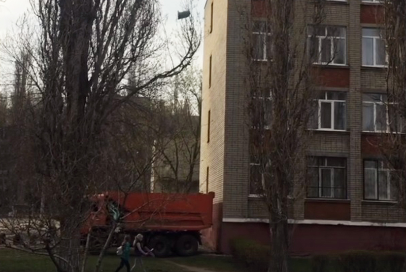 Строители сбрасывали куски кровли с крыши липецкой школы в кузов грузовика Строители сбрасывали куски кровли с крыши липецкой школы в кузов грузовика