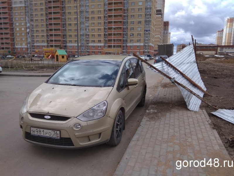 Забор в Липецке упал на машину с воронежским номером Забор в Липецке упал на машину с воронежским номером