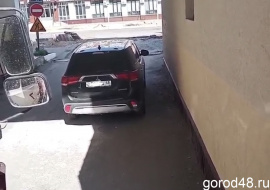 Липчане вступились за пожарную машину, которой перегородили проезд 