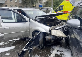 Две женщины пострадали в столкновении автомобилей на улице Папина