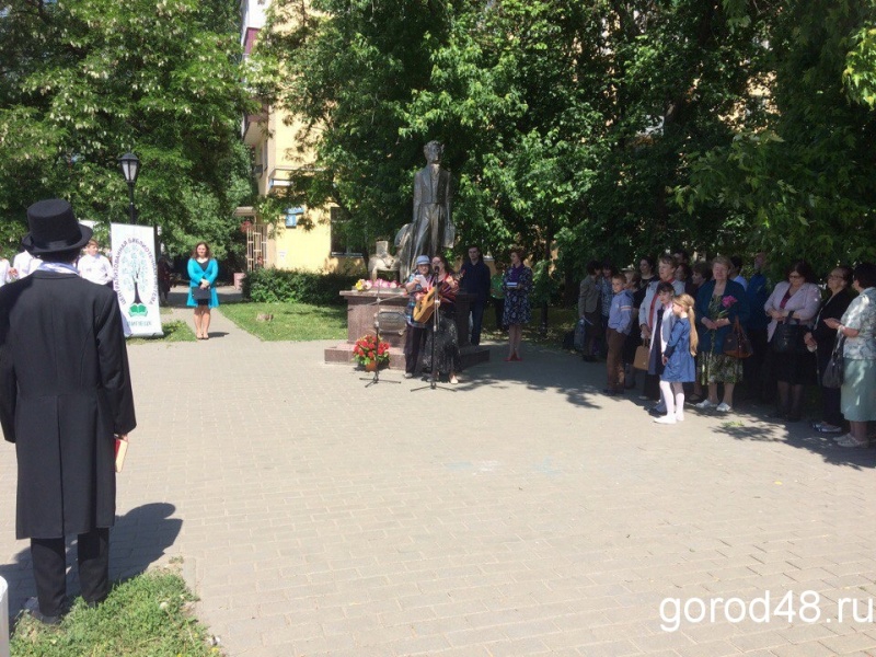 И в сквере Пушкина читали И в сквере Пушкина читали