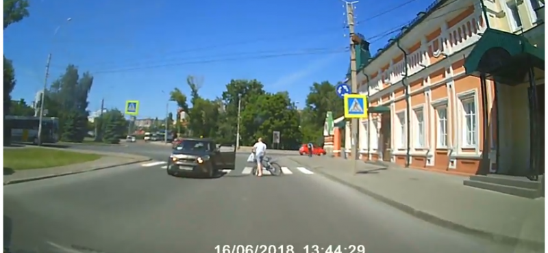 Велосипедист попал под иномарку и оставил место ДТП Велосипедист попал под иномарку и оставил место ДТП