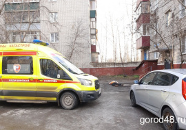 На улице Космонавтов в Липецке с крыши упал мужчина