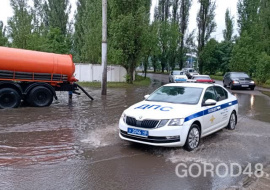 Несколько дорог подтопило в Липецке: воду откачивают ассенизаторские машины