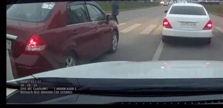 Сбивший на улице Катукова женщину водитель до сих пор не найден Сбивший на улице Катукова женщину водитель до сих пор не найден