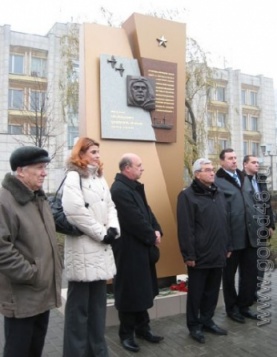 В Липецке отмечают 110-летие прославленного летчика Михаила Водопьянова В Липецке отмечают 110-летие прославленного летчика Михаила Водопьянова