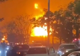 В Ташкенте из-за удара молнии произошел взрыв и начался пожар на складе