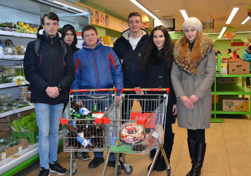 Липецкие «хрюши» собрали в магазине больше тележки просроченных продуктов Липецкие «хрюши» собрали в магазине больше тележки просроченных продуктов