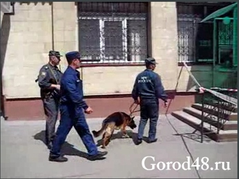 В Липецке на улице Первомайской обнаружен подозрительный пакет В Липецке на улице Первомайской обнаружен подозрительный пакет