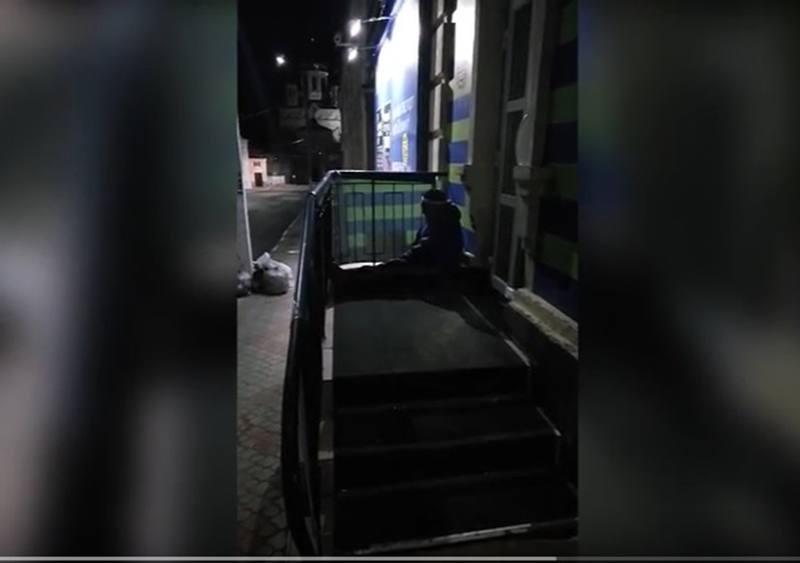 Елецкий алкоголик обругал матом пытавшихся спасти его медиков и неравнодушного горожанина Елецкий алкоголик обругал матом пытавшихся спасти его медиков и неравнодушного горожанина