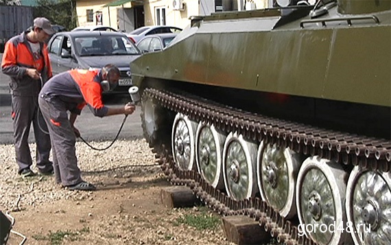 В елецком автосервисе ремонтируют бронетехнику В елецком автосервисе ремонтируют бронетехнику