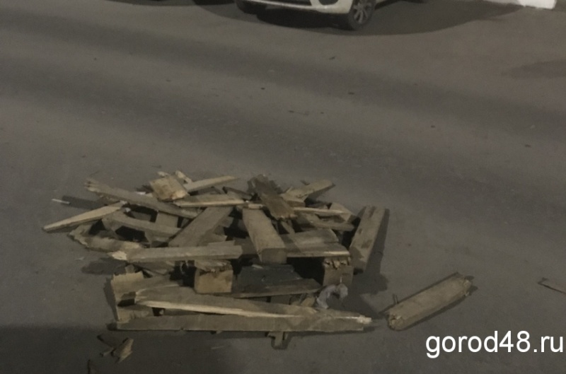 В микрорайоне «Елецкий» яму на дороге прикрывает... куча дров В микрорайоне «Елецкий» яму на дороге прикрывает... куча дров