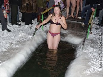 В Липецкой области в Крещенские купели окунулись 2000 человек В Липецкой области в Крещенские купели окунулись 2000 человек
