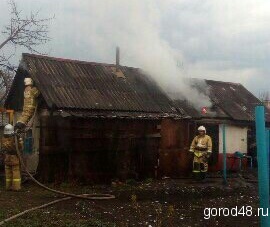 Пожар уничтожил содержимое сарая Пожар уничтожил содержимое сарая