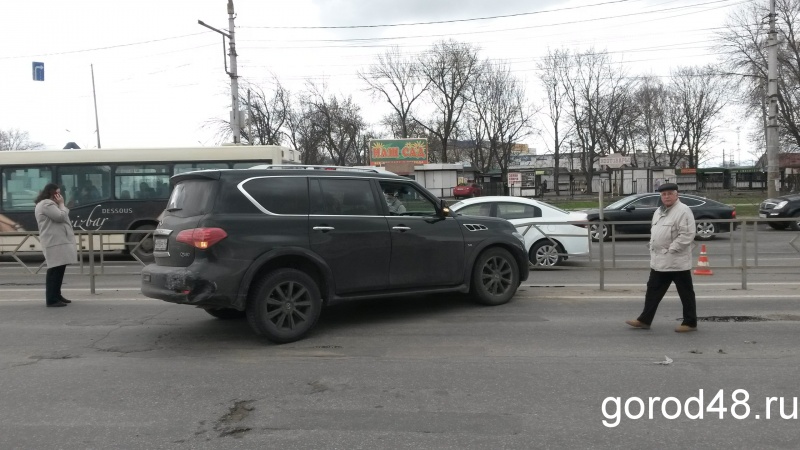 В Липецке у «Инфинити» оторвалось колесо, автомобиль снес забор и врезался в «Фольксваген» В Липецке у «Инфинити» оторвалось колесо, автомобиль снес забор и врезался в «Фольксваген»