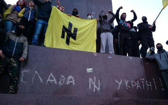 В Харьковской области снесли второй памятник Ленину за сутки В Харьковской области снесли второй памятник Ленину за сутки