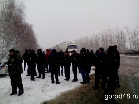 На месте акции дальнобойщиков затеяли ремонт дороги На месте акции дальнобойщиков затеяли ремонт дороги