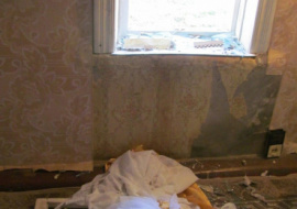 Выбил окно, украл паспорт, угрожал ножом подруге и прятал в сарае марихуану