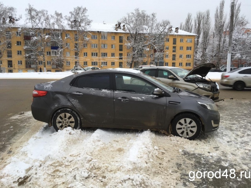 На улице Гагарина водитель получил травму в столкновении легковушек На улице Гагарина водитель получил травму в столкновении легковушек