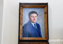 Портрет Александра Афанасьева появился на стене бывших спикеров