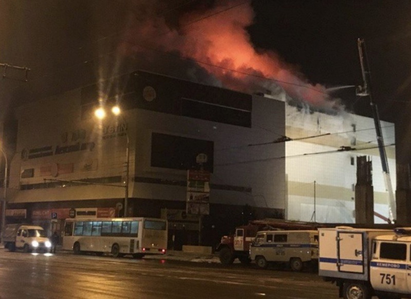 Выпрыгнувшего из окна горящего ТЦ в Кемерове мальчика выписали из больницы Выпрыгнувшего из окна горящего ТЦ в Кемерове мальчика выписали из больницы