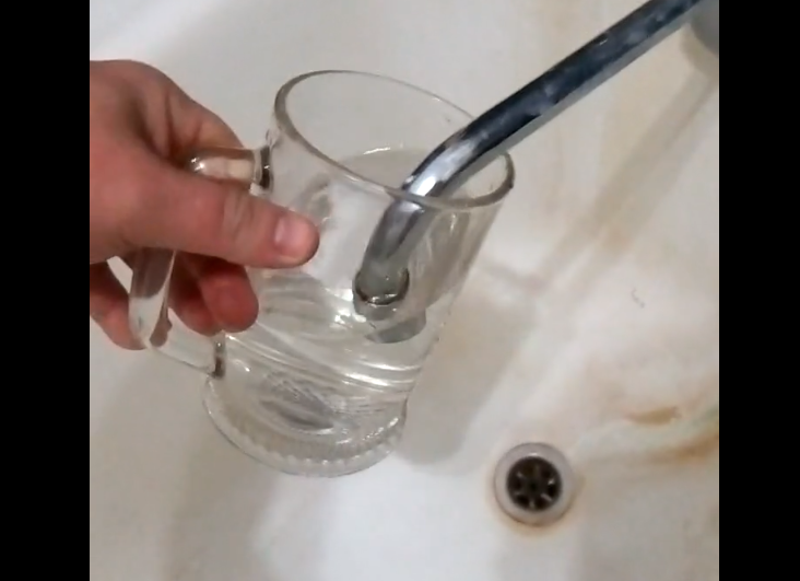 Всасывать воду через трубочку. Как выглядит ключ в воде как засасывать. Горячая вода победа