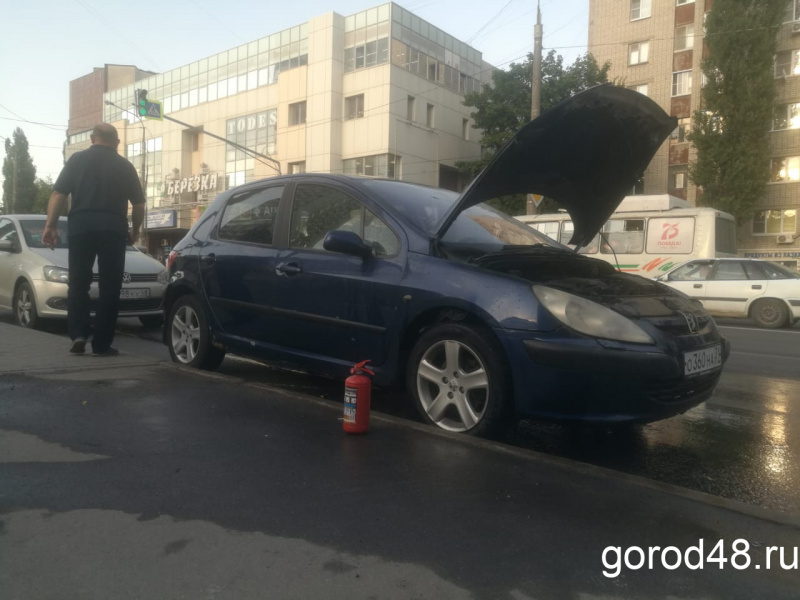 На улице Вермишева загорелся автомобиль «Пежо» На улице Вермишева загорелся автомобиль «Пежо»