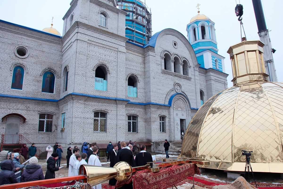 На храме Покрова Пресвятой Богородицы в Липецке установили центральный  купол и крест