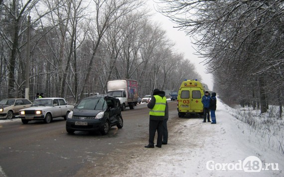 На грязинской трассе в столкновении с автобусом погиб водитель "Nissan" На грязинской трассе в столкновении с автобусом погиб водитель "Nissan"
