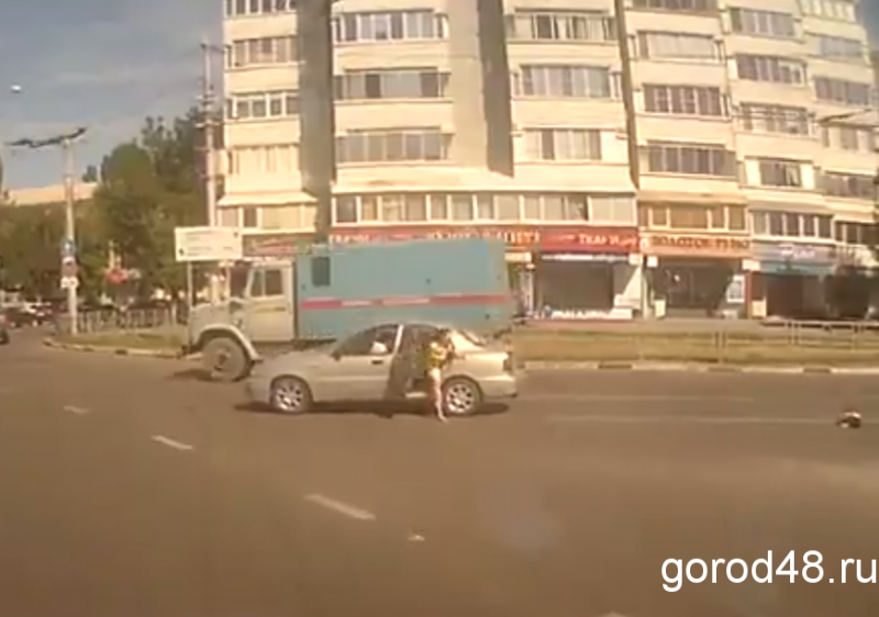Полиция нашла автомобиль, из которого на дорогу выпал ребенок Полиция нашла автомобиль, из которого на дорогу выпал ребенок
