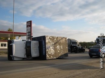 В Липецке перевернулся почтовый автомобиль В Липецке перевернулся почтовый автомобиль