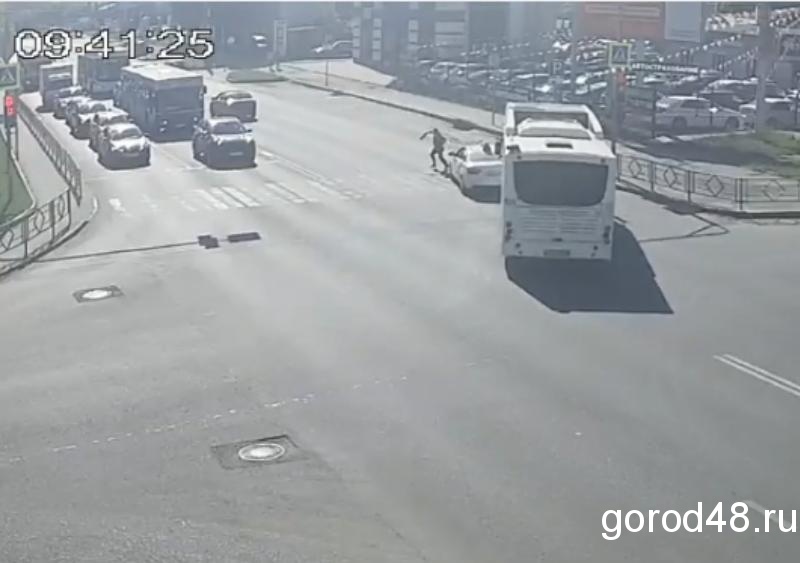 Пешеход чудом выскочил из-под протараненного автобусом такси Пешеход чудом выскочил из-под протараненного автобусом такси