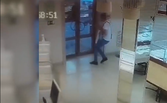 В Липецке задержан ограбивший ювелирный салон мужчина В Липецке задержан ограбивший ювелирный салон мужчина
