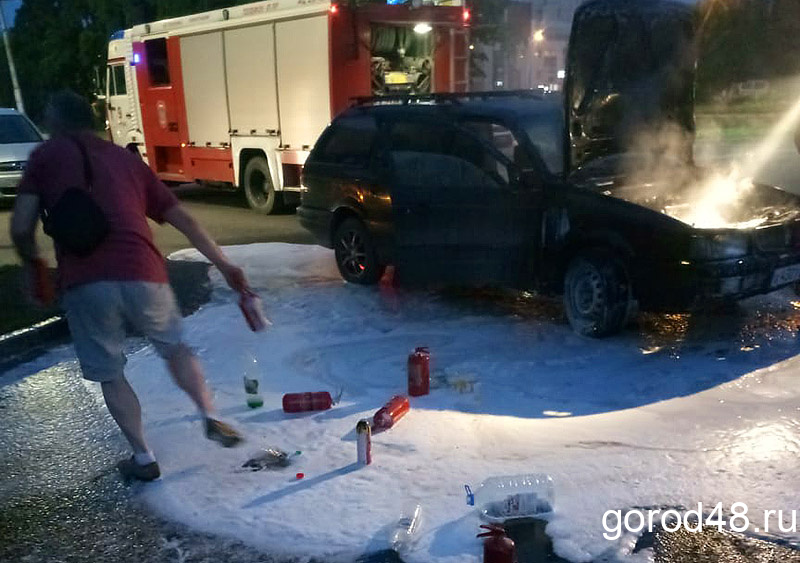 В Липецке иномарка загорелась на ходу В Липецке иномарка загорелась на ходу