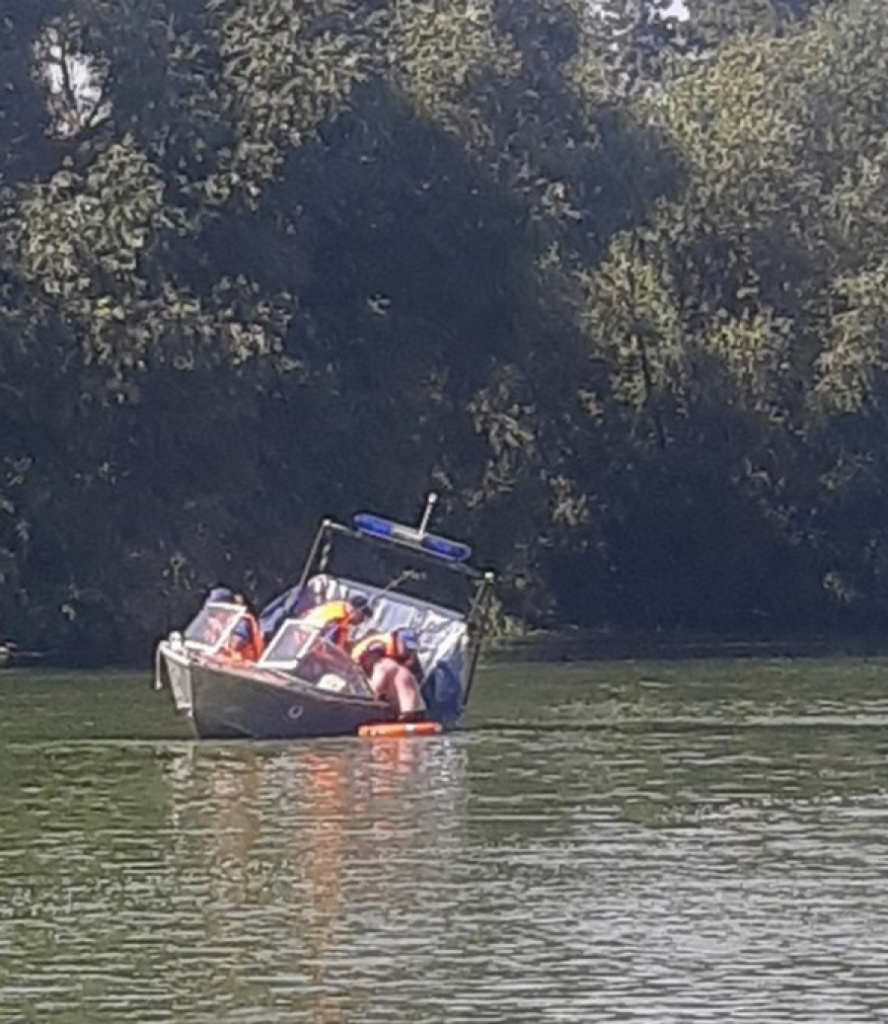 Двух купальщиков достали из воды спасатели