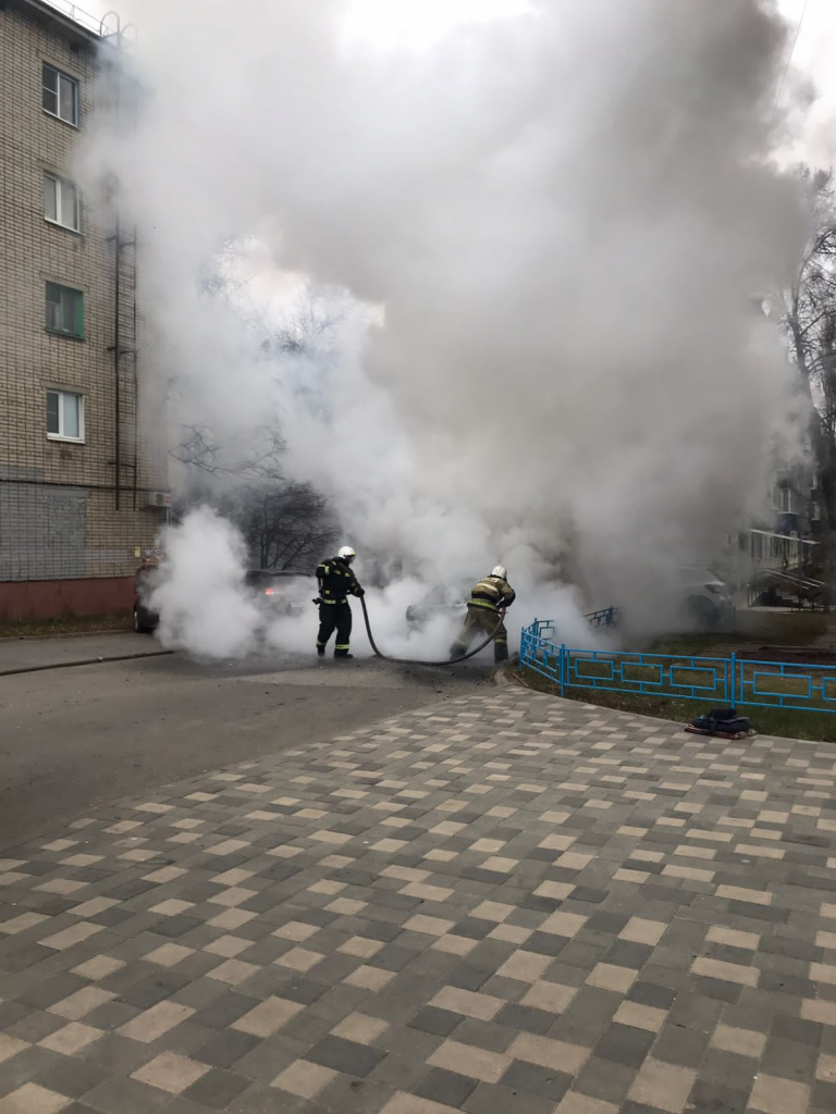 В Липецке на улице Гагарина вспыхнула машина