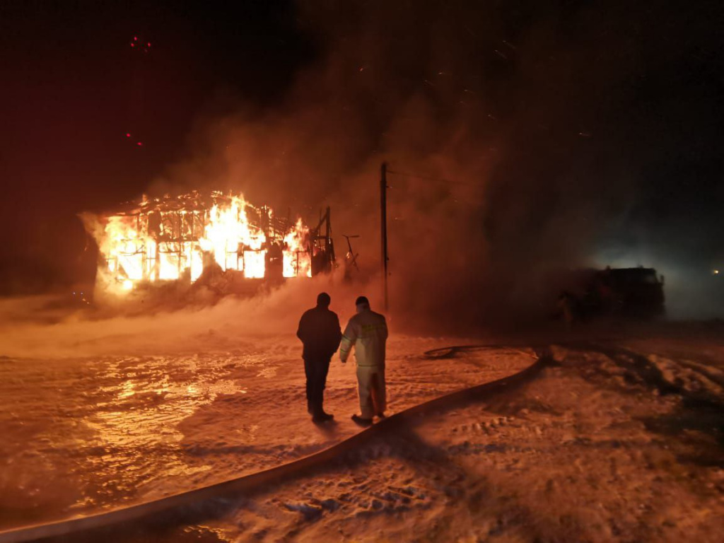 Всю ночь пожарные тушили промзону: огонь подбирался к бензовозам