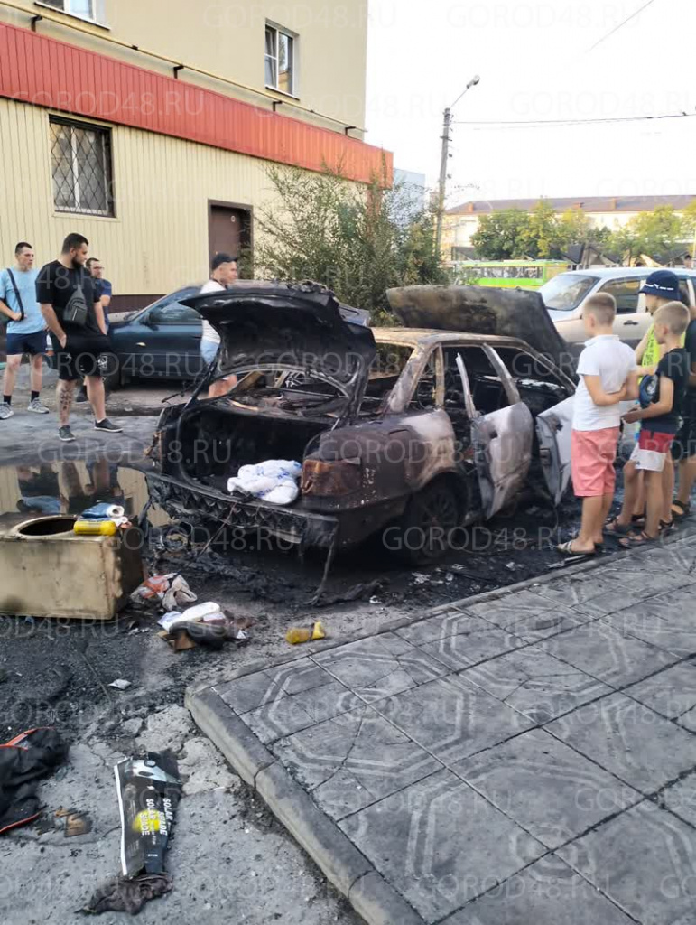 На проспекте Мира сгорел автомобиль: дым было видно с правого берега