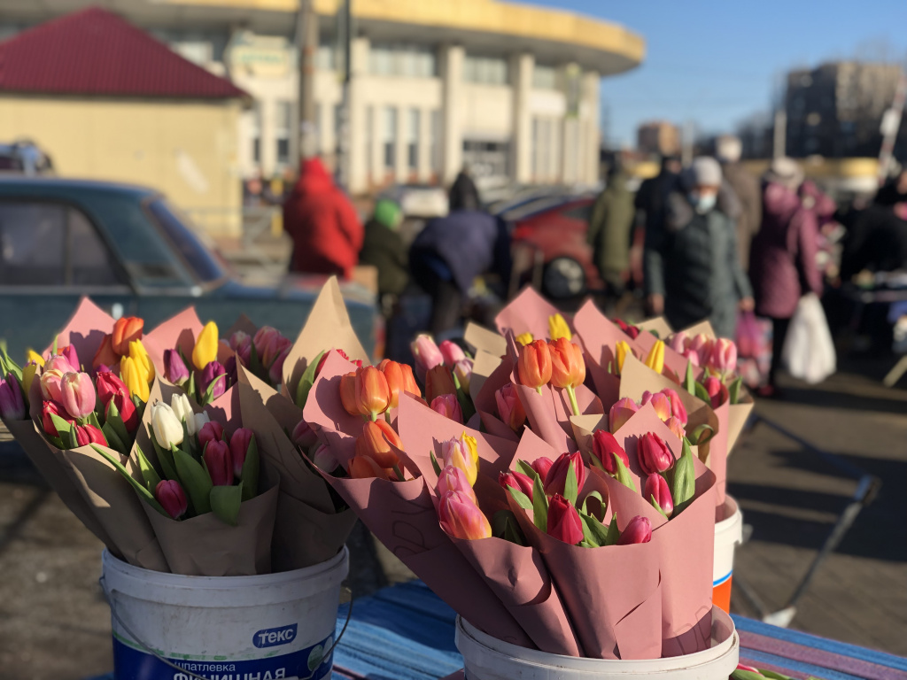 Сколько стоят тюльпаны на рынке. Тюльпаны на рынке. Мимоза на Рижском рынке. Букет тюльпанов базар.