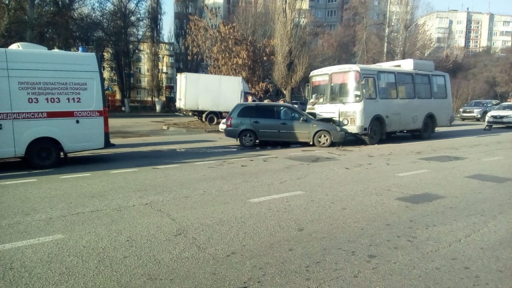 В столкновении автобуса и маршрутки на улице Циолковского пострадали два человека