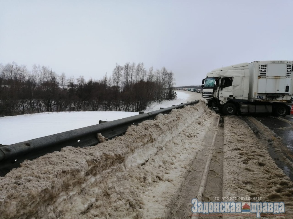 На трассе «Дон» столкнулись два грузовика и легковой автомобиль: пострадал  один человек