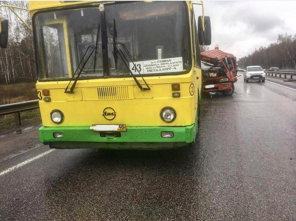 В Липецке автобус 43-го маршрута столкнулся с манипулятором