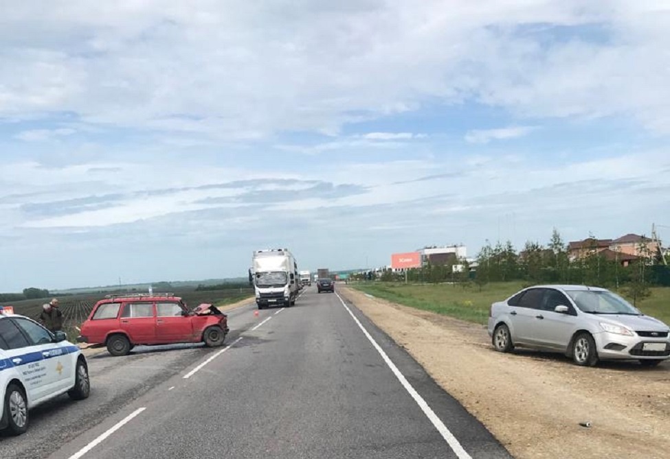 Под липецком. Машина на дороге. Фото на трассе. Лето на трассе. Автомобиль на трассе фото.