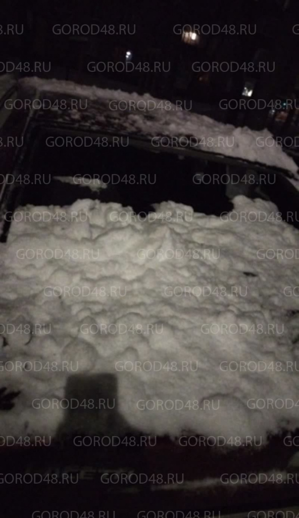 На улице Титова снег с крыши сошел на два автомобиля